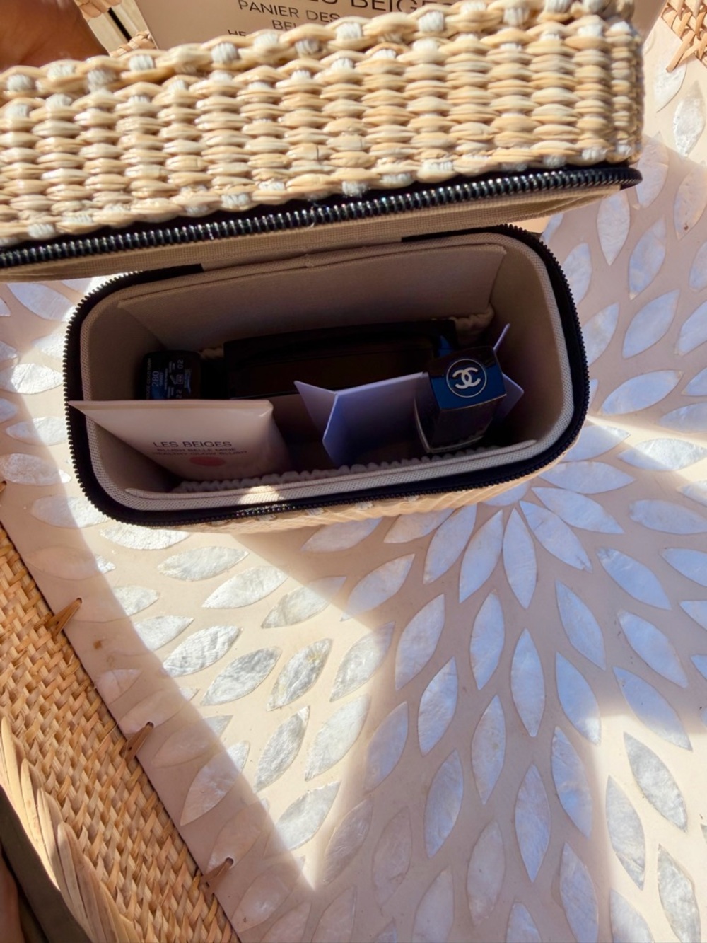 CHANEL beige woven straw vanity case with black trim - Picture 2 of 6